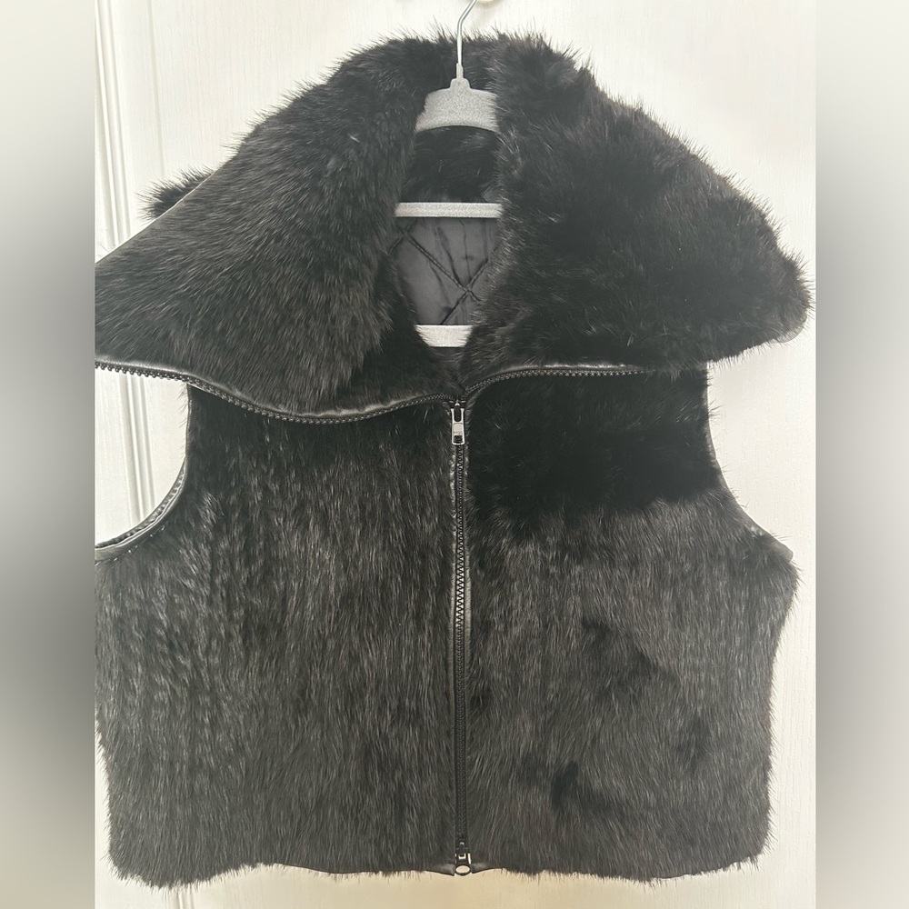 Women's Black Fur of faux fur zipped Vest, size small, newike condition